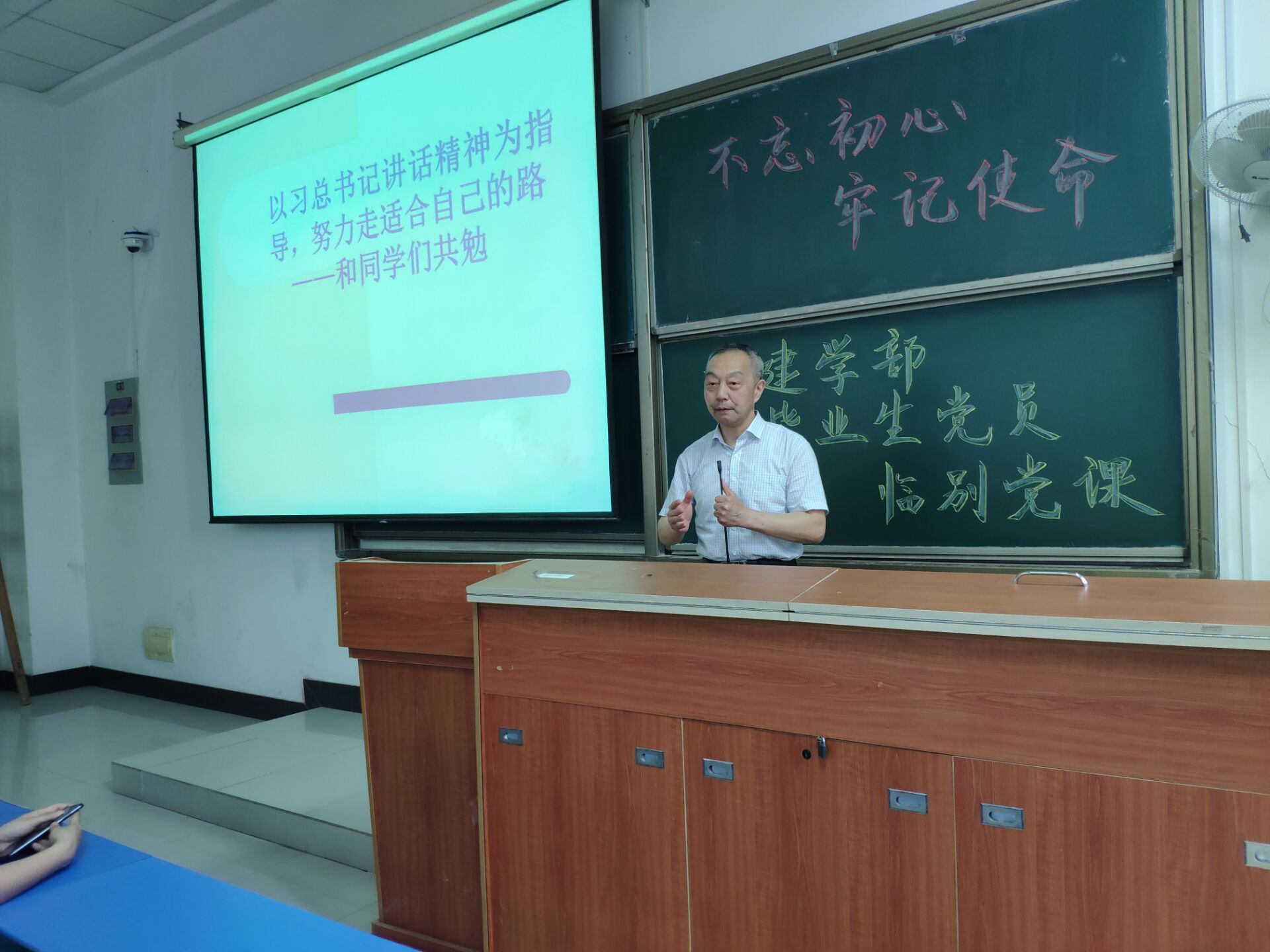 邓老师1.jpg